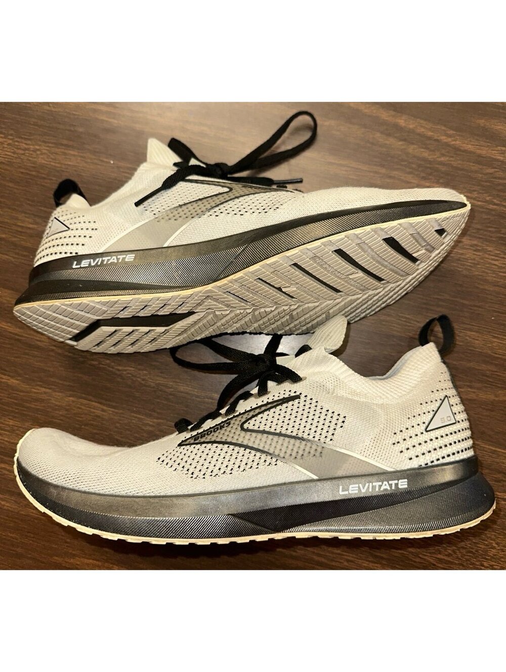 Brooks Levitate 5 running shoes size 9.5 Medium (D)